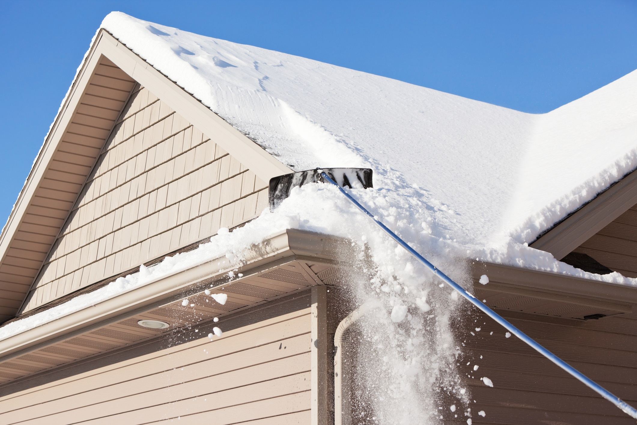usuwanie śniegu z dachu